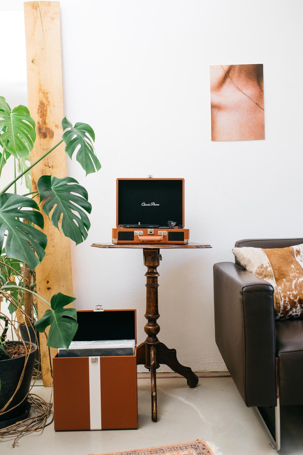 Suitcase turntable with 2 built-in speakers Brown