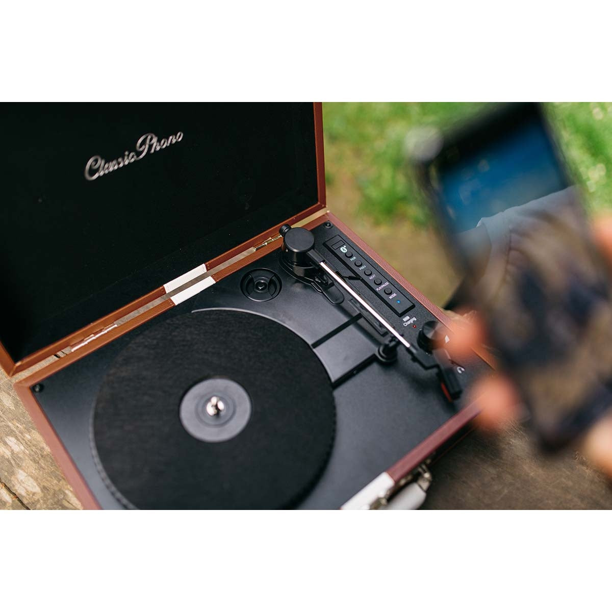 Suitcase turntable with Bluetooth® rechargable Battery and speaker