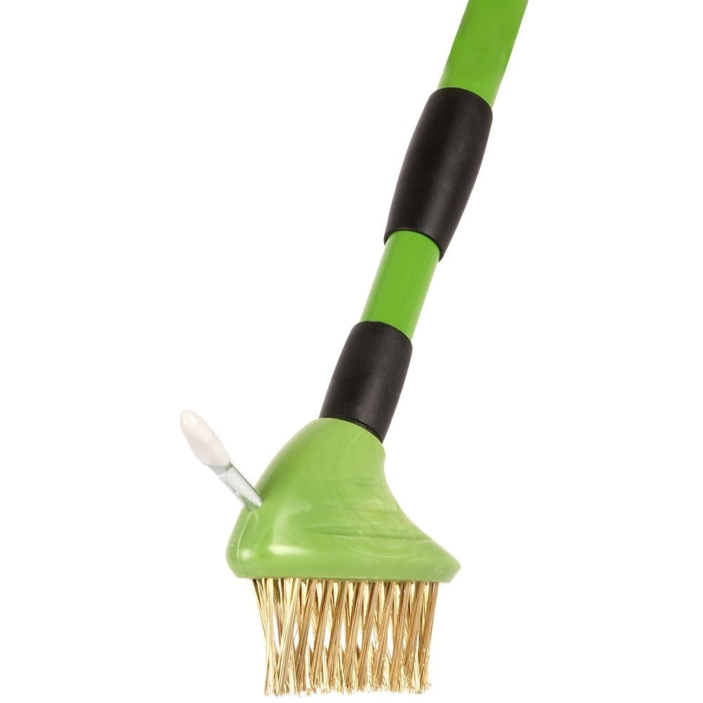 Telescopic Brush for Weeds with ScraperThis dense steel brush has three rows of hard-wearing wires, making it ideal for effectively removing weeds and grass from paving. Perfect for keeping your garden and patio clean and free of unwanted vegetation.