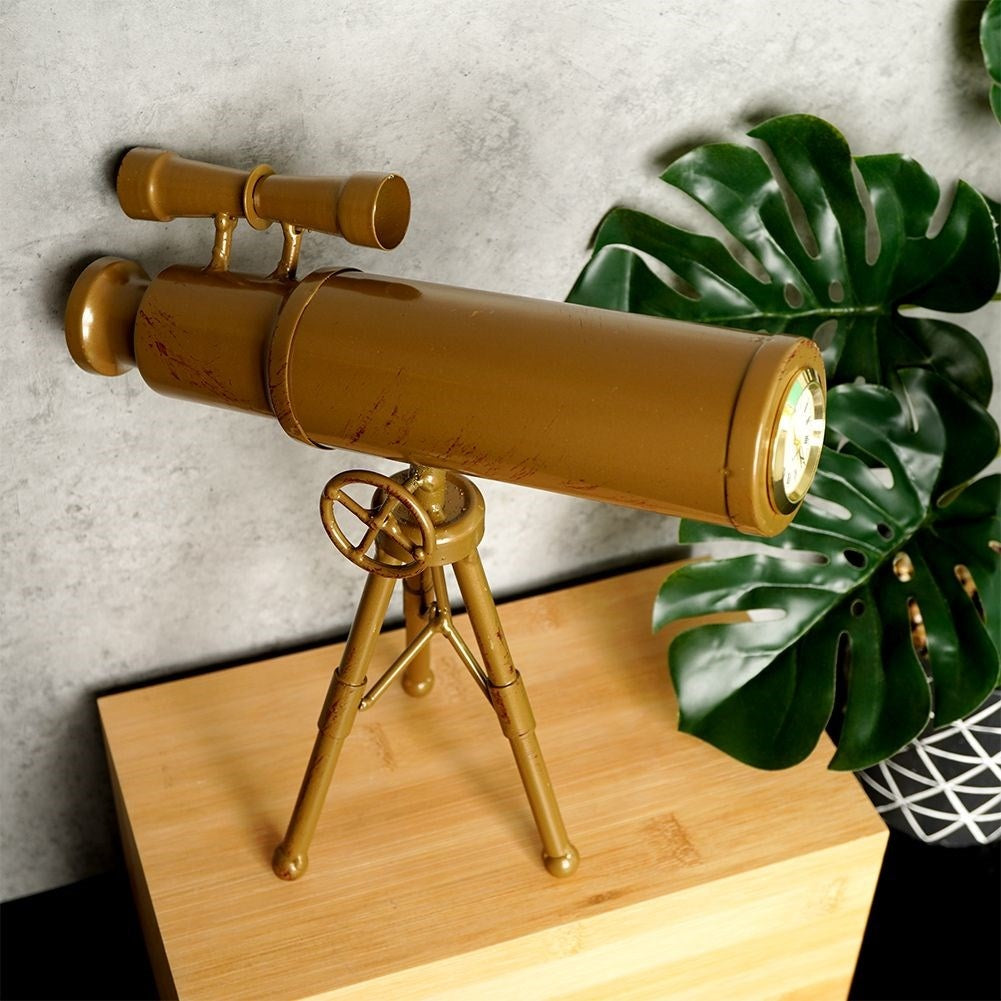 Telescopic watch in golden metal with Roman numerals