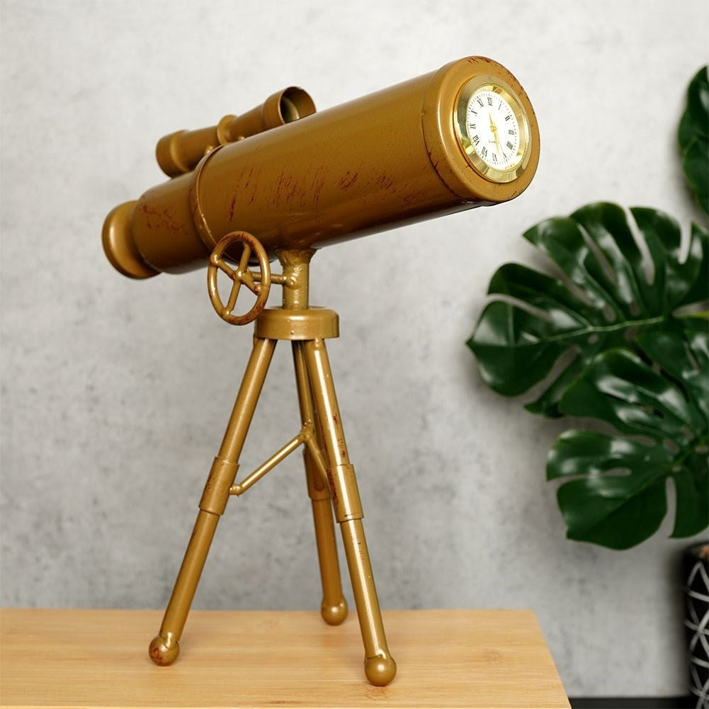 Telescopic watch in golden metal with Roman numerals