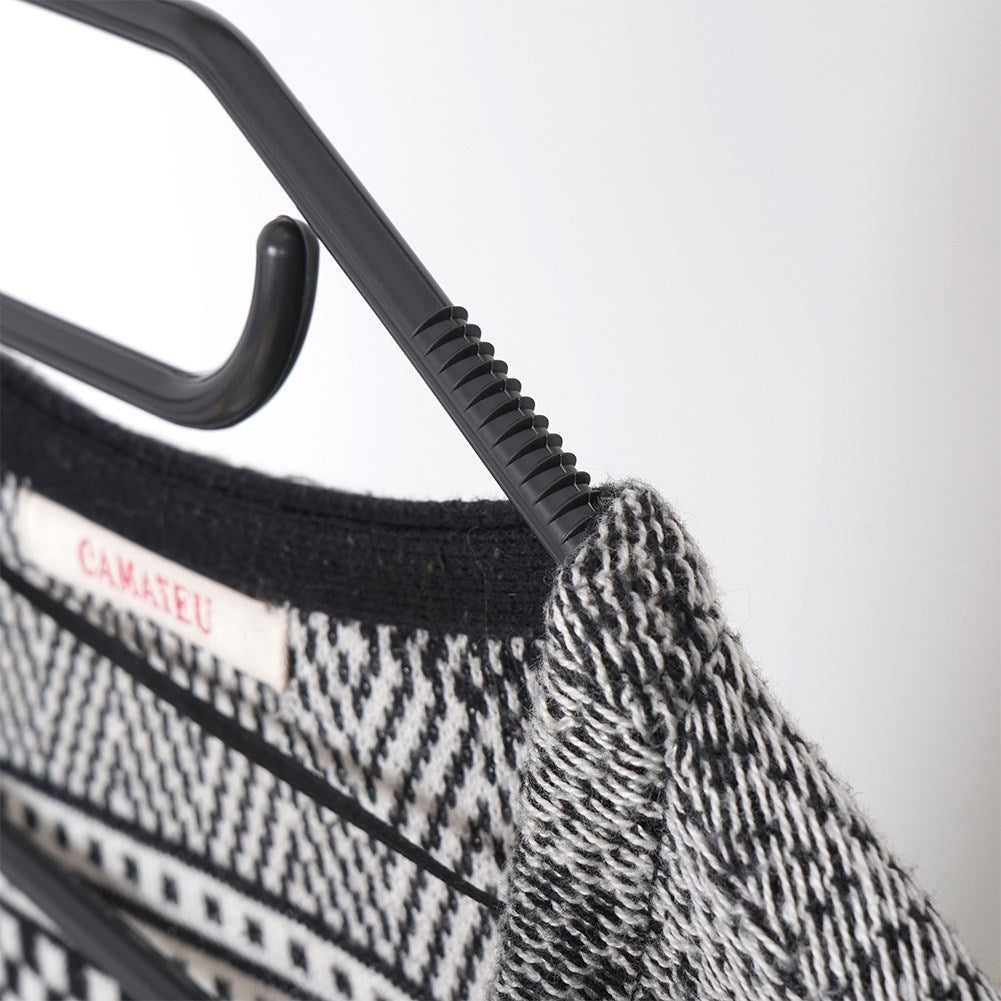 Ten rotating clothes hangers in black plastic – practical solution
