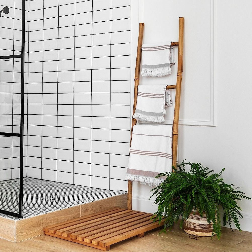The bamboo ladder with 6 steps for towels and belts
