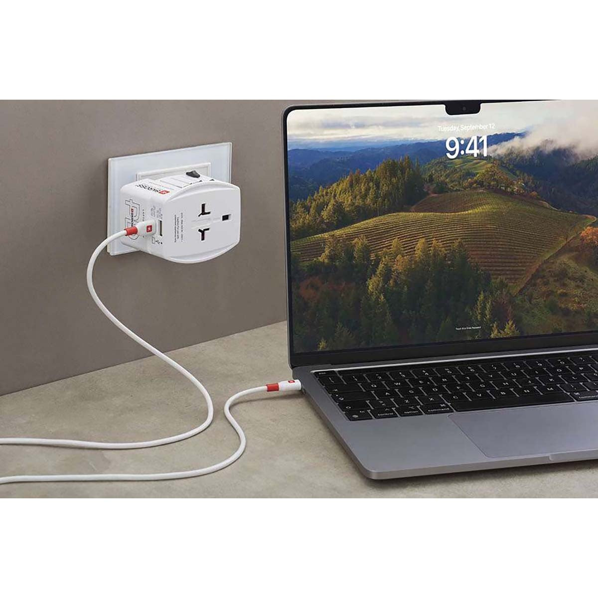 Travel Adapter 2-pole world travel adapter with integrated Dual USB Charger (1x USB C & 1 x USB) 45 Watt Power Delivery