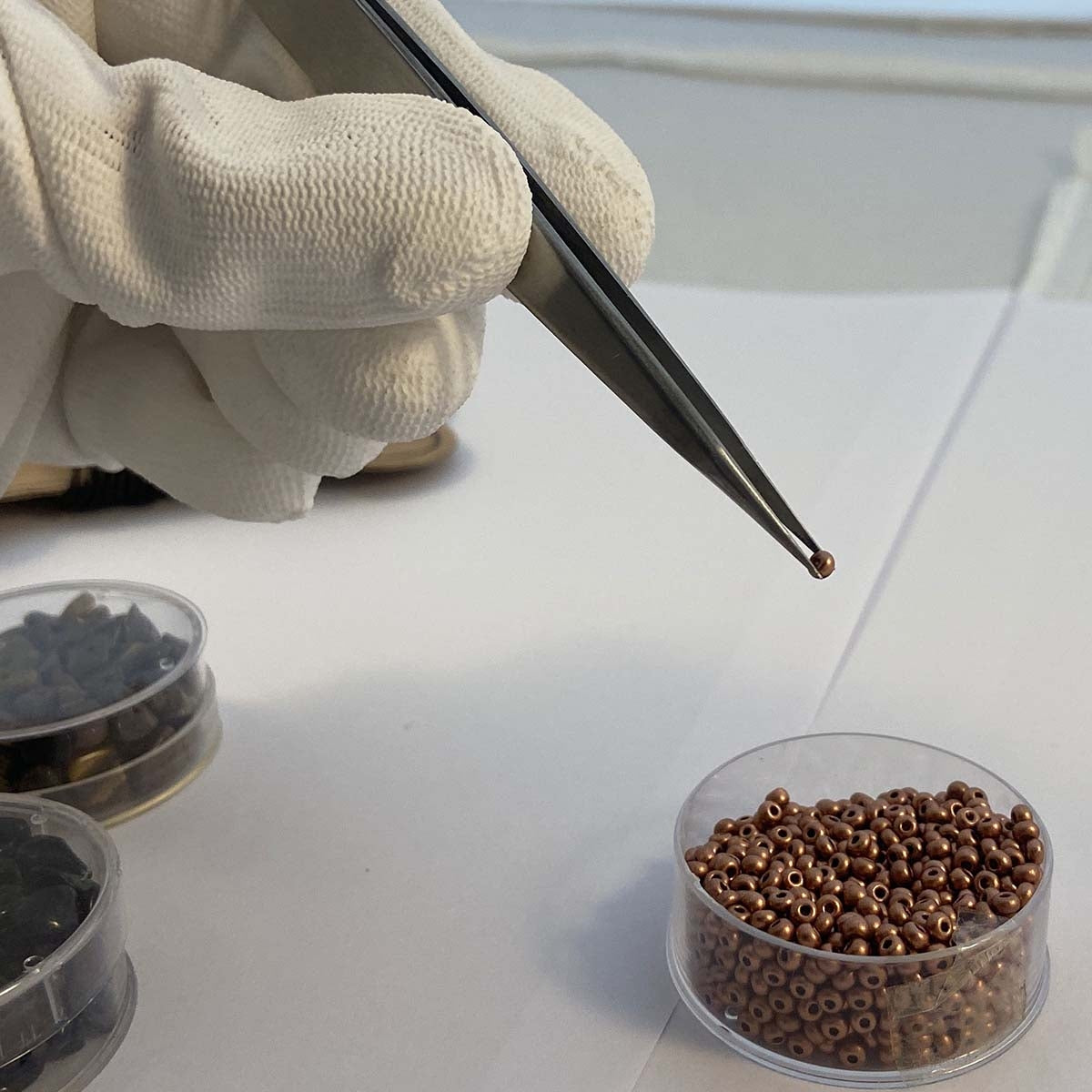 Tweezers with strong tips and thin blades