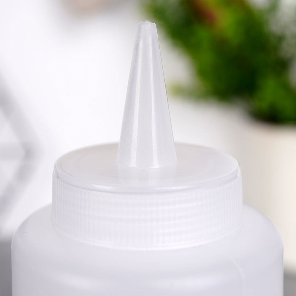 Two sauce bottles for easy dosing and cake decorating