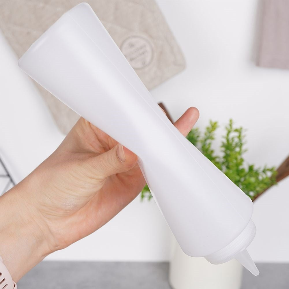 Two sauce bottles for easy dosing and cake decorating