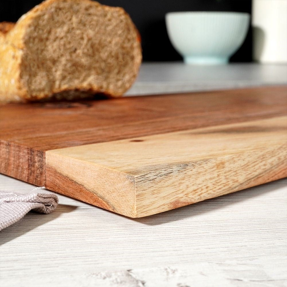 Unique cutting board in acacia wood with comfortable handle