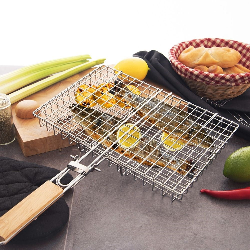 Universal barbecue basket in chromed metal with wooden handle