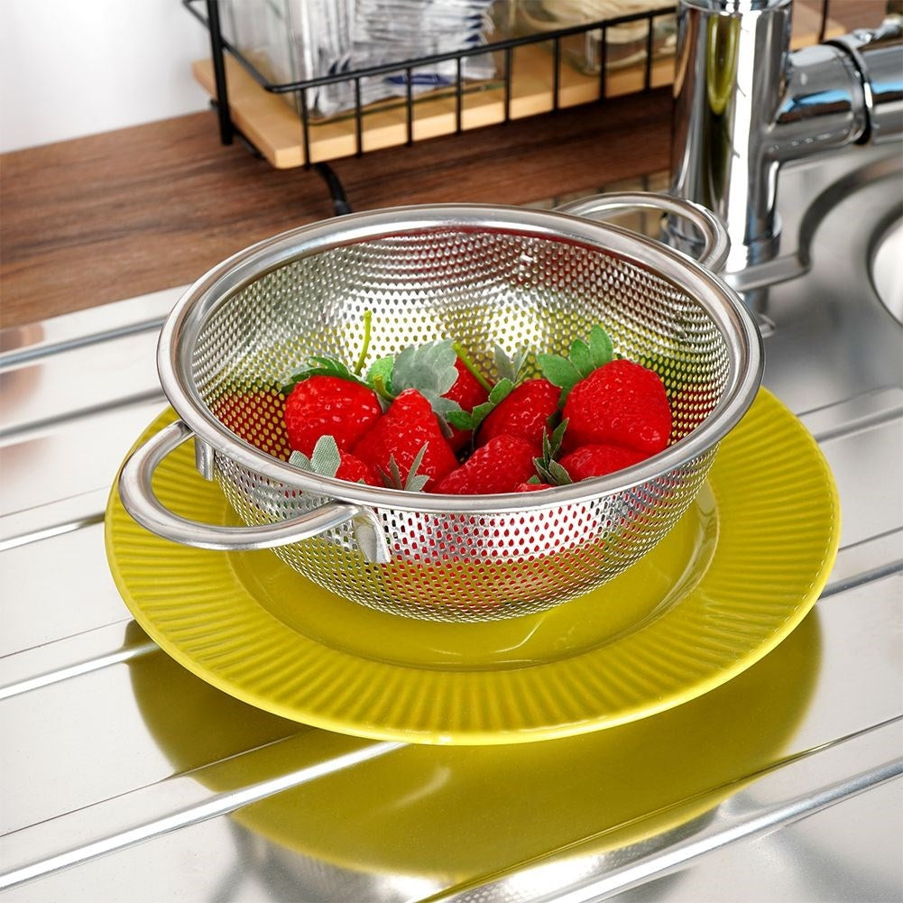 Universal kitchen strainer in stainless steel with handle and feet