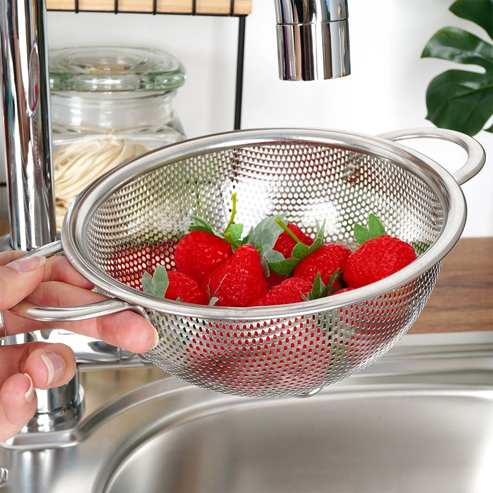 Universal kitchen strainer in stainless steel with handle and feet