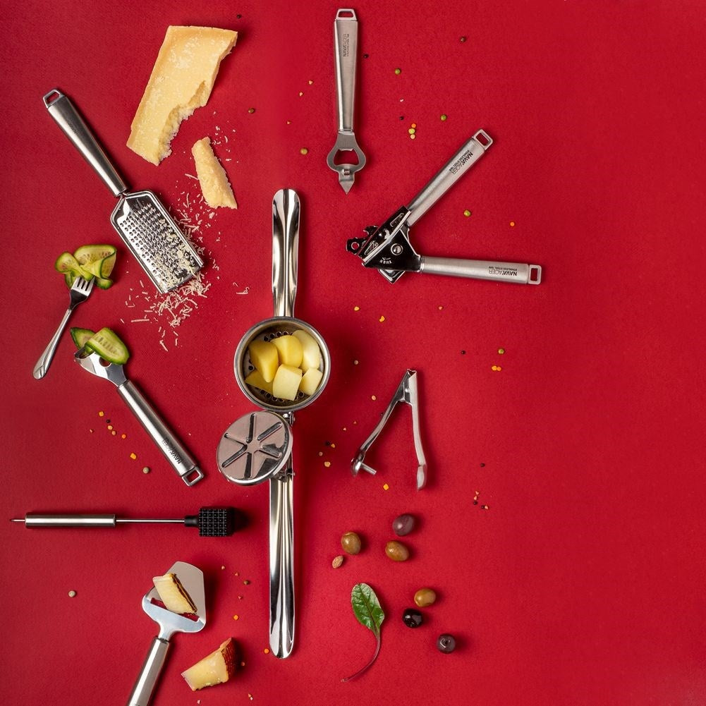 Universal stainless steel can opener for easy and safe opening