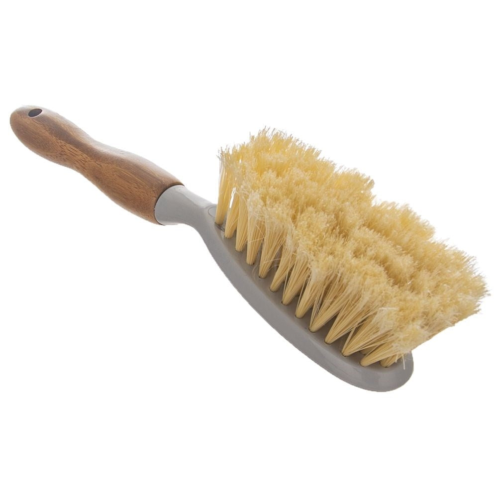 Vacuum cleaner with dustpan for all surfaces and particles
