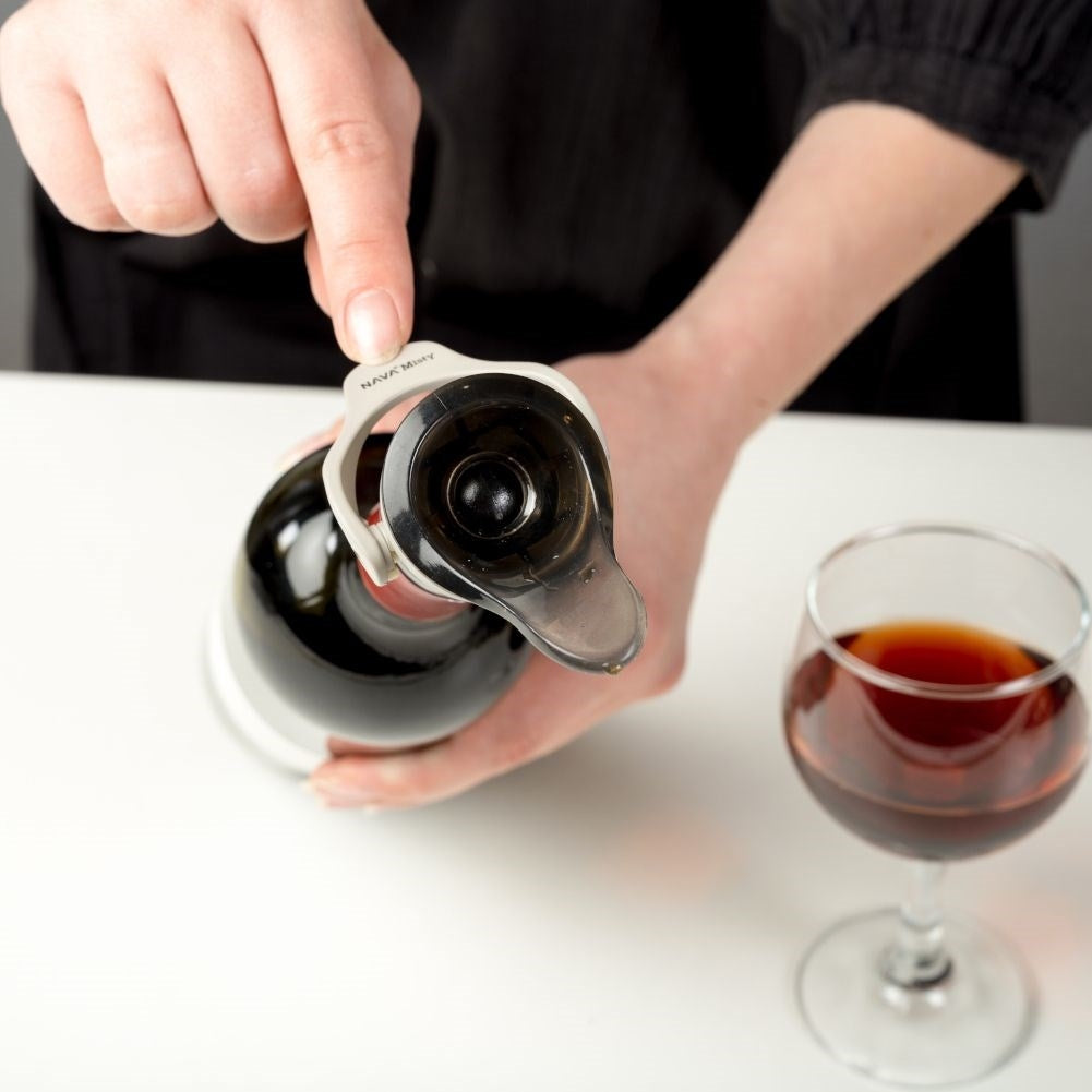 Vacuum stopper with pouring spout for wine and other bottles