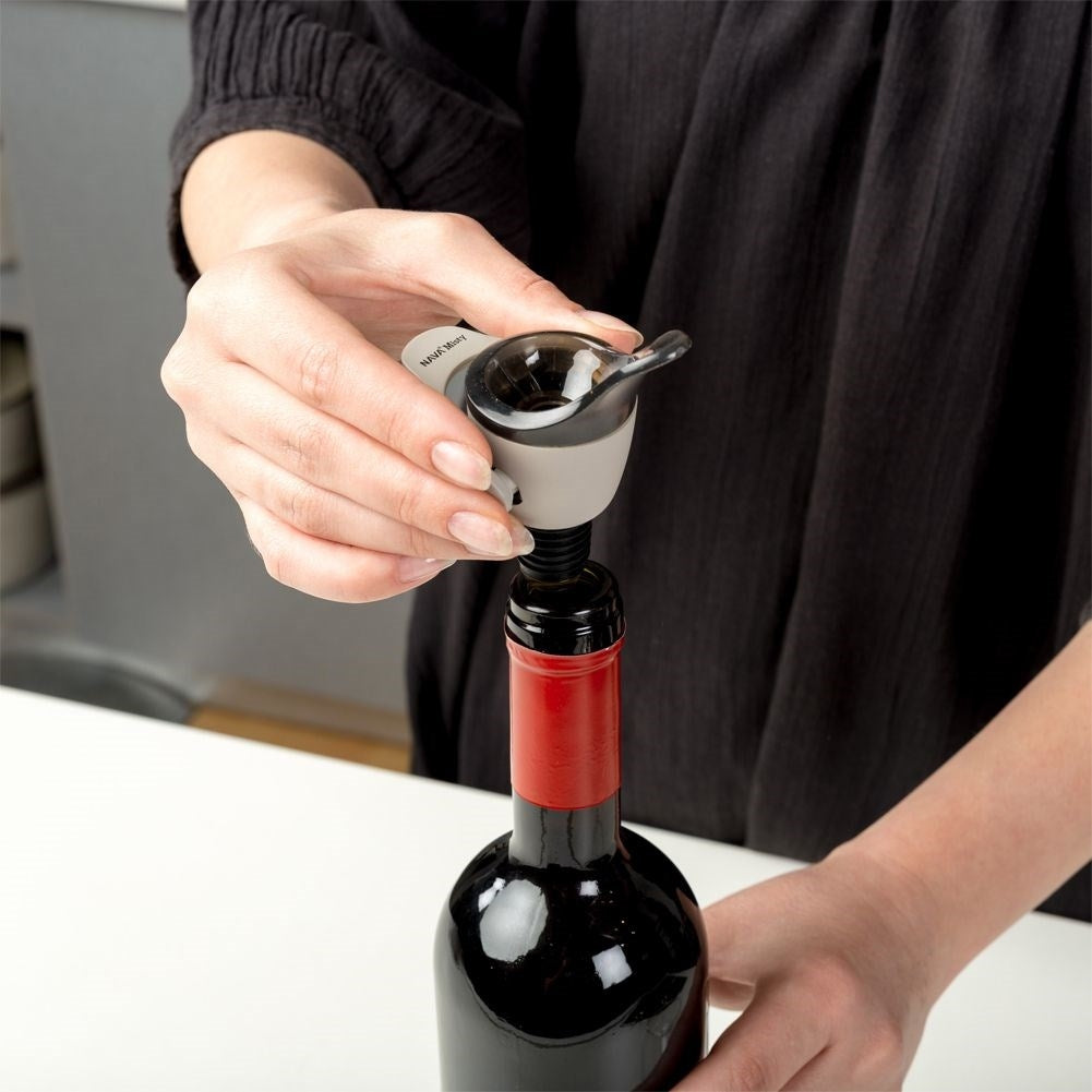 Vacuum stopper with pouring spout for wine and other bottles