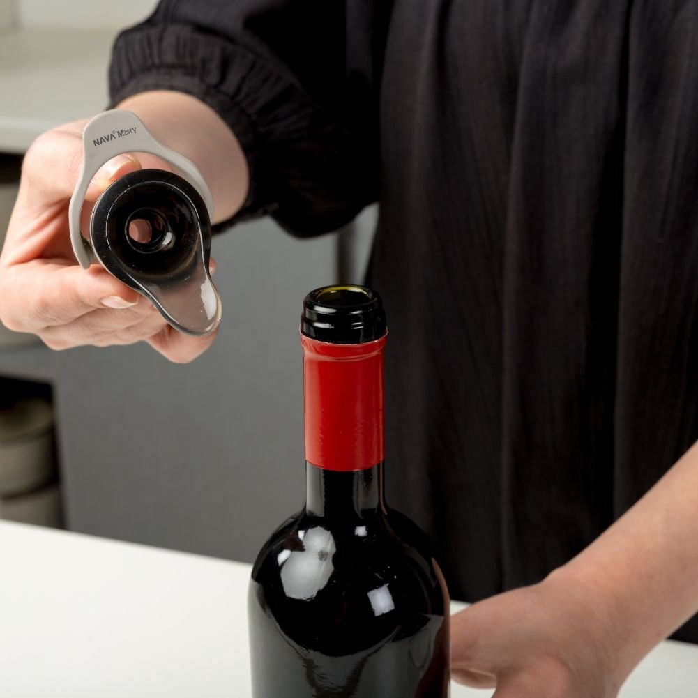 Vacuum stopper with pouring spout for wine and other bottles