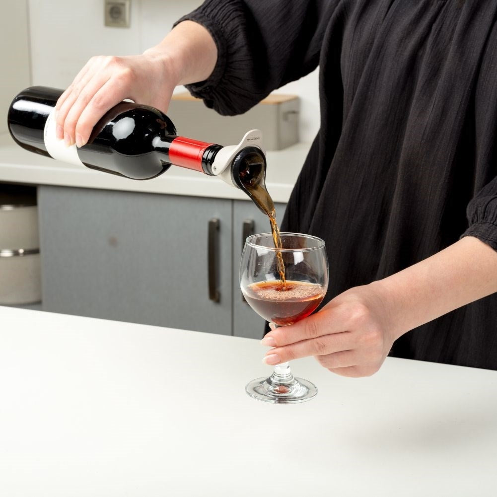 Vacuum stopper with pouring spout for wine and other bottles