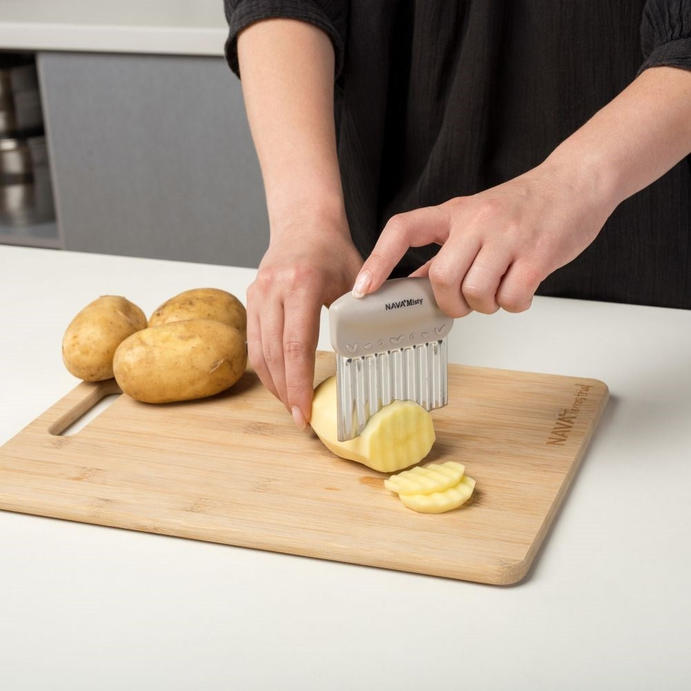 Vegetable cutter with wavy shapes and stainless steel blade