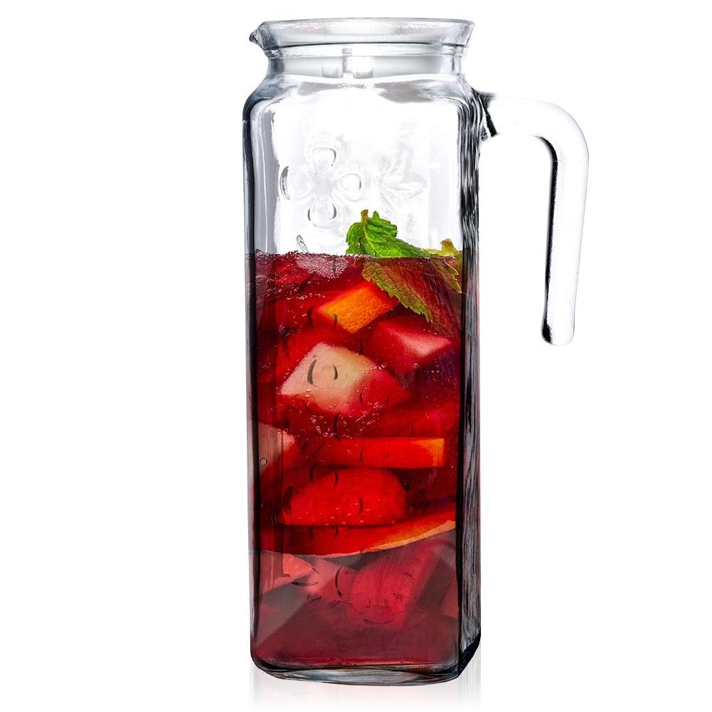 Versatile glass jug with plastic lid for drinks