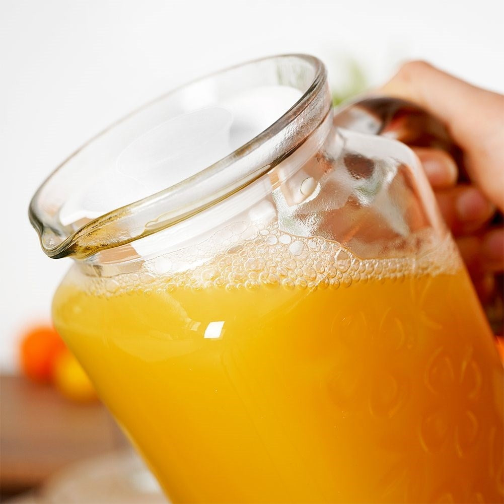 Versatile glass jug with plastic lid for drinks