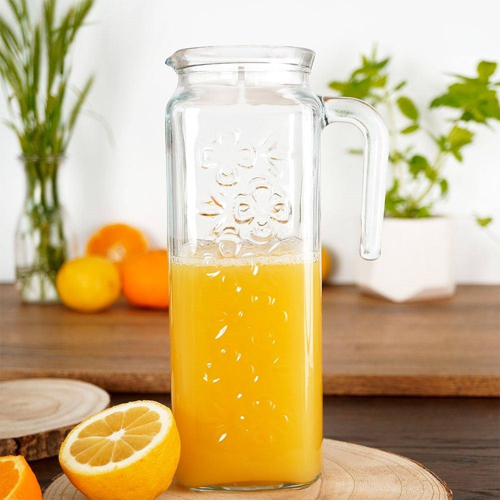 Versatile glass jug with plastic lid for drinks
