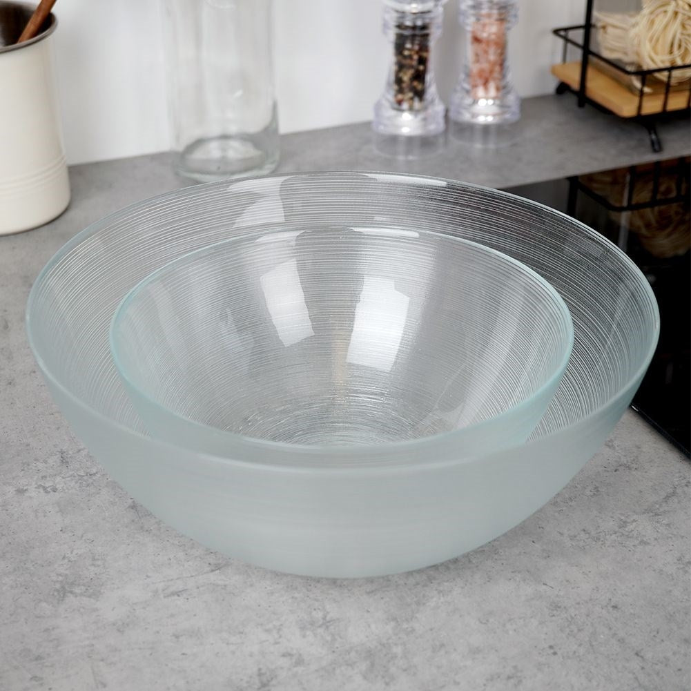 Versatile glass target for salads, chips and popcorn in the kitchen