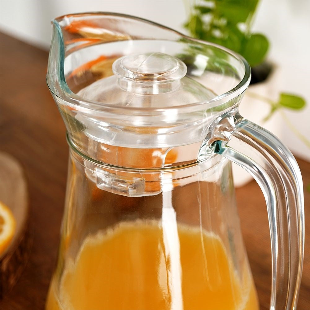 Versatile jug 1.4L: Handle, lid, perfect for drinks