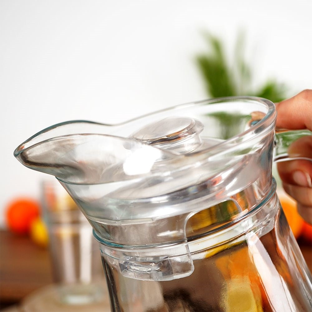 Versatile jug 1.4L: Handle, lid, perfect for drinks