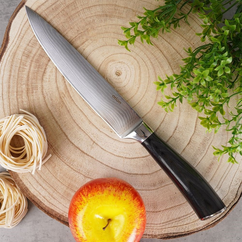 Versatile kitchen knife 17 cm in Damascus steel with packa wood handle