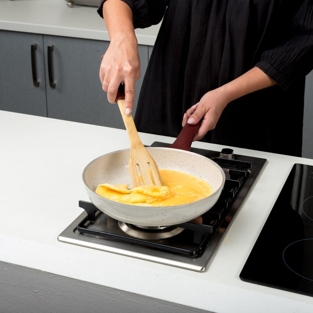 Versatile kitchen spatula in bamboo and silicone for cooking