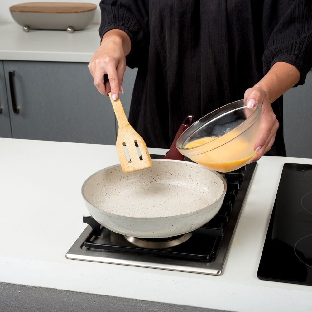 Versatile kitchen spatula in bamboo and silicone for cooking