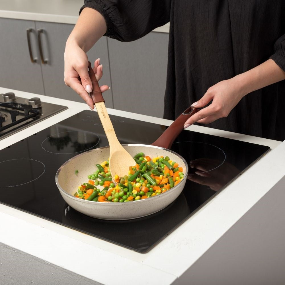Versatile kitchen spoon in bamboo and silicone for all kitchen needs