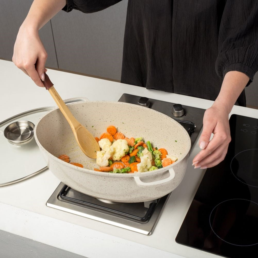 Versatile kitchen spoon in bamboo and silicone for cooking