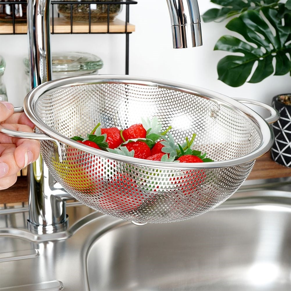 Versatile kitchen strainer in stainless steel with handle and legs