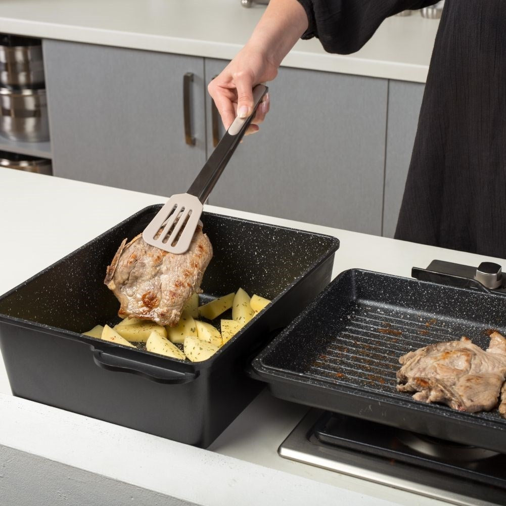 Versatile kitchen tongs: Flip, rotate and serve safely
