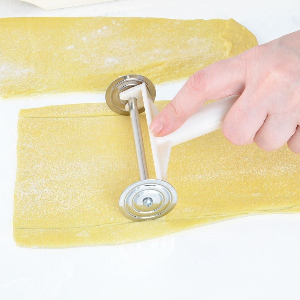 Versatile pasta machine: 9 thicknesses for rolling and cutting
