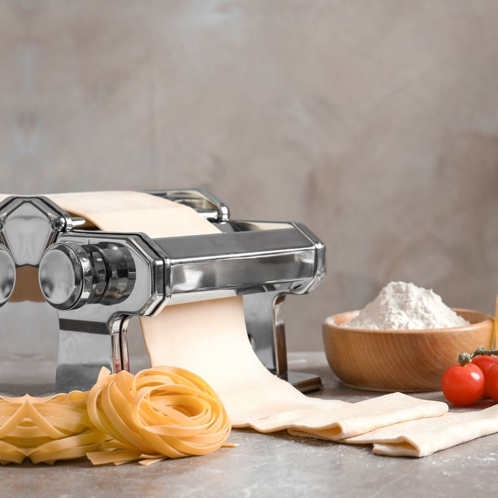 Versatile pasta machine: 9 thicknesses for rolling and cutting