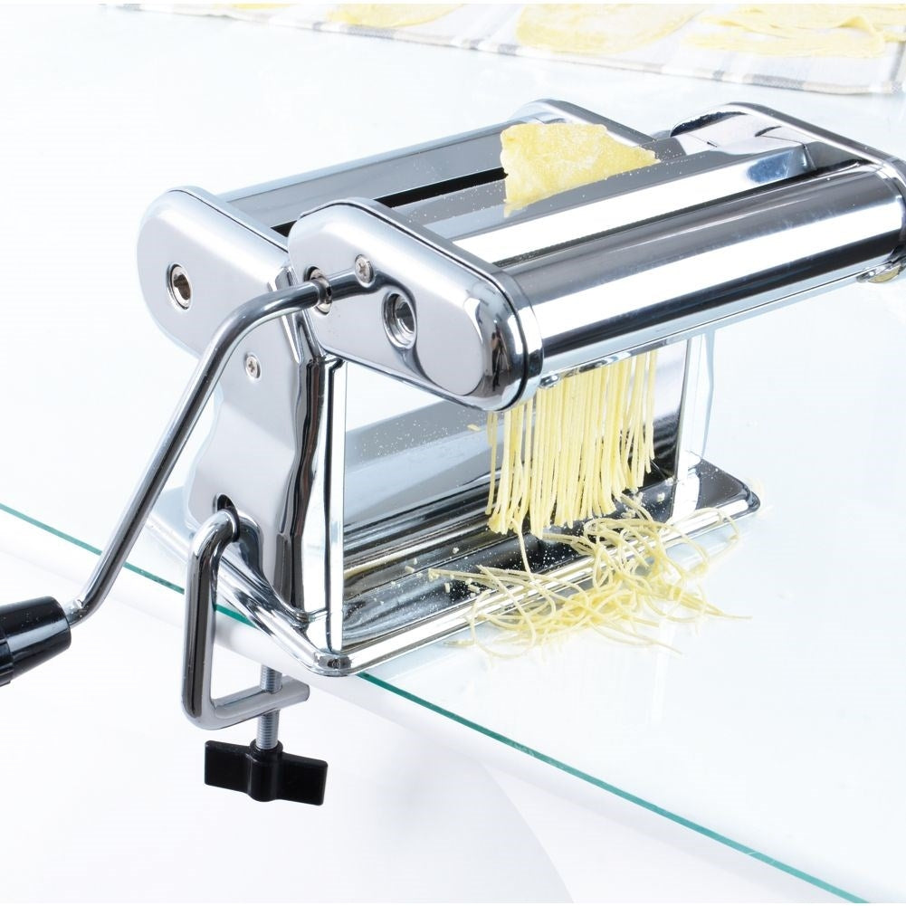Versatile pasta machine: 9 thicknesses for rolling and cutting