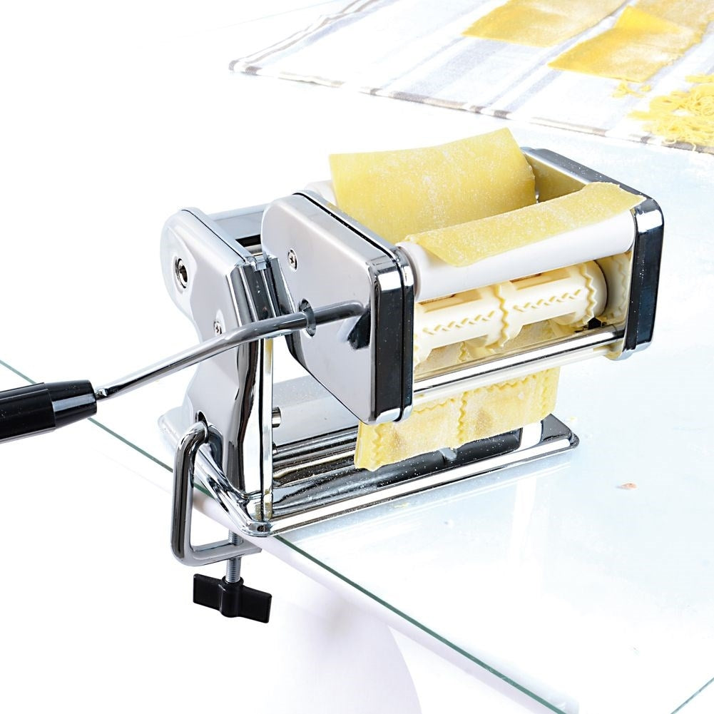 Versatile pasta machine: 9 thicknesses for rolling and cutting