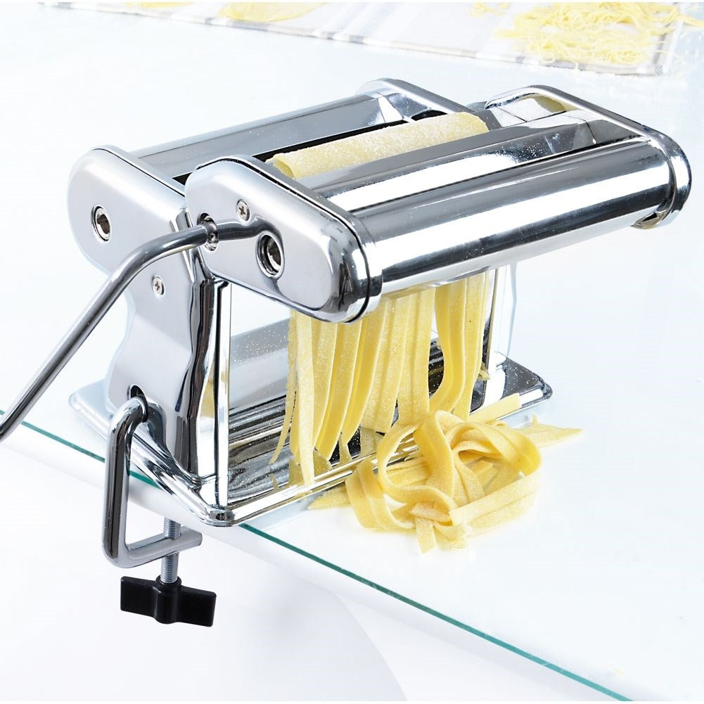 Versatile pasta machine: 9 thicknesses for rolling and cutting