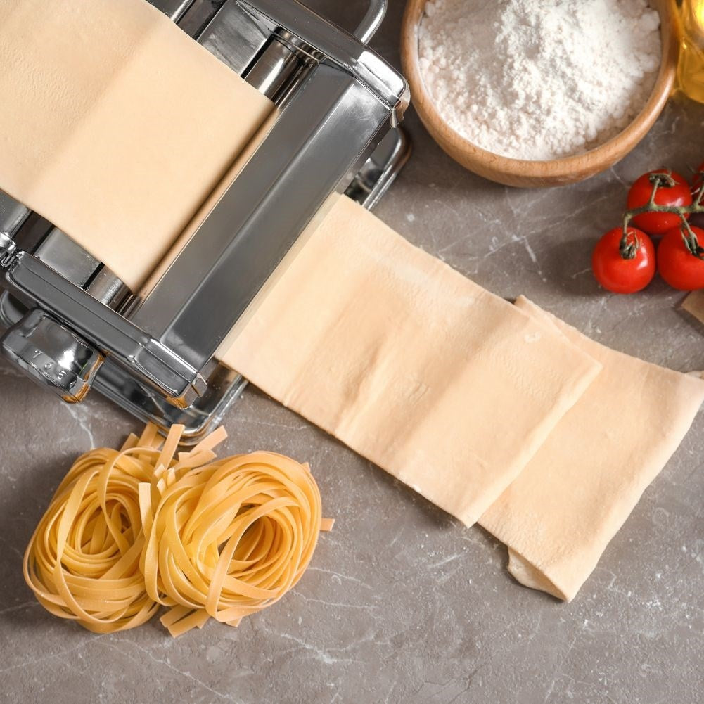 Versatile pasta machine: 9 thicknesses for rolling and cutting