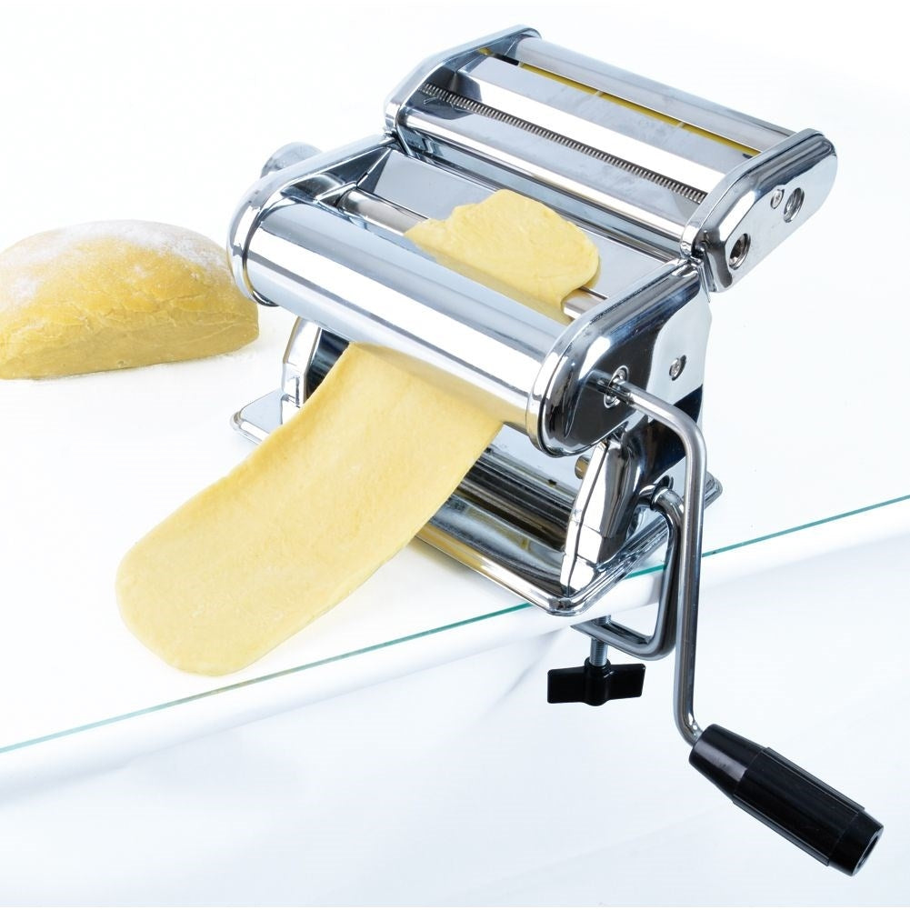 Versatile pasta machine: 9 thicknesses for rolling and cutting