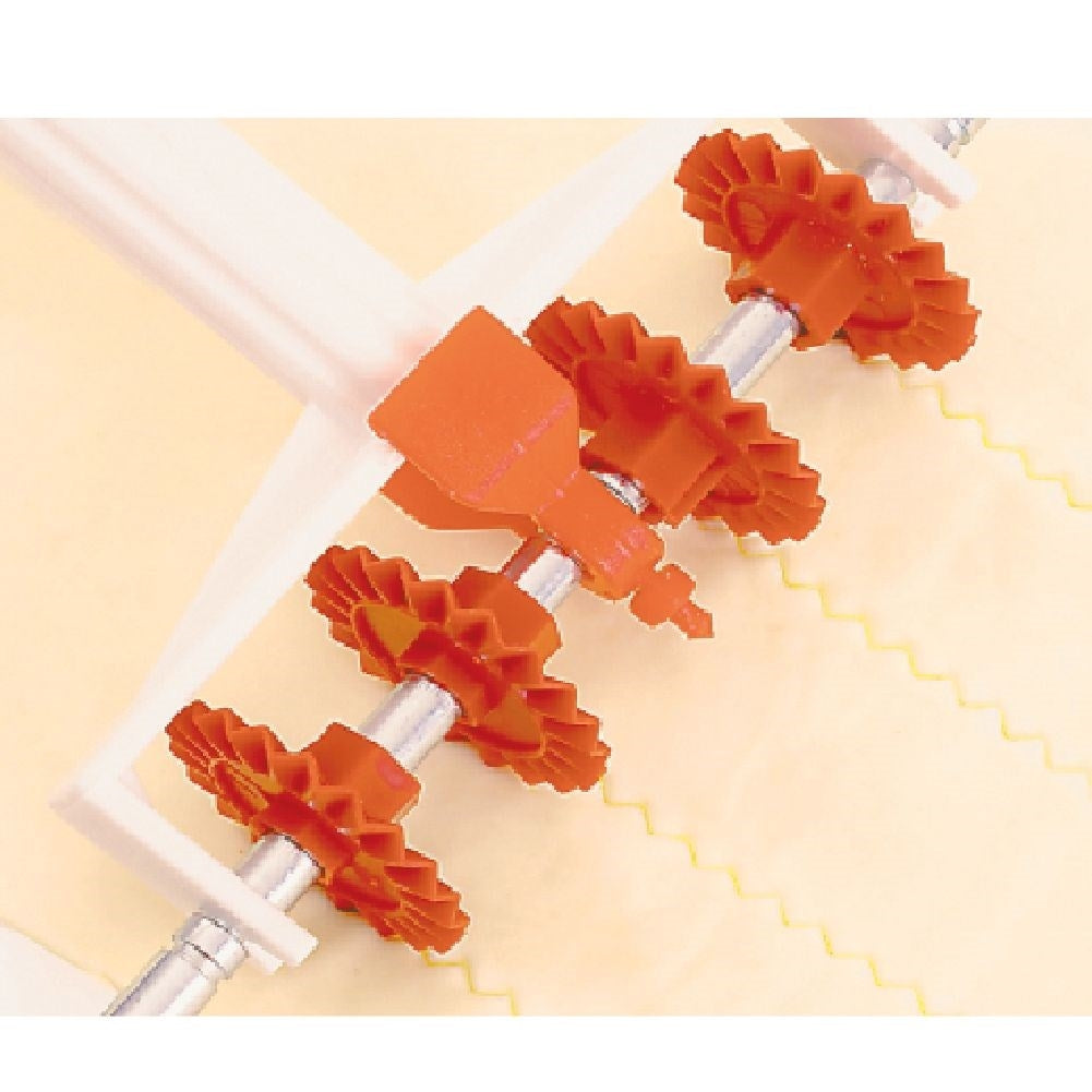 Versatile pasta machine: 9 thicknesses for rolling and cutting