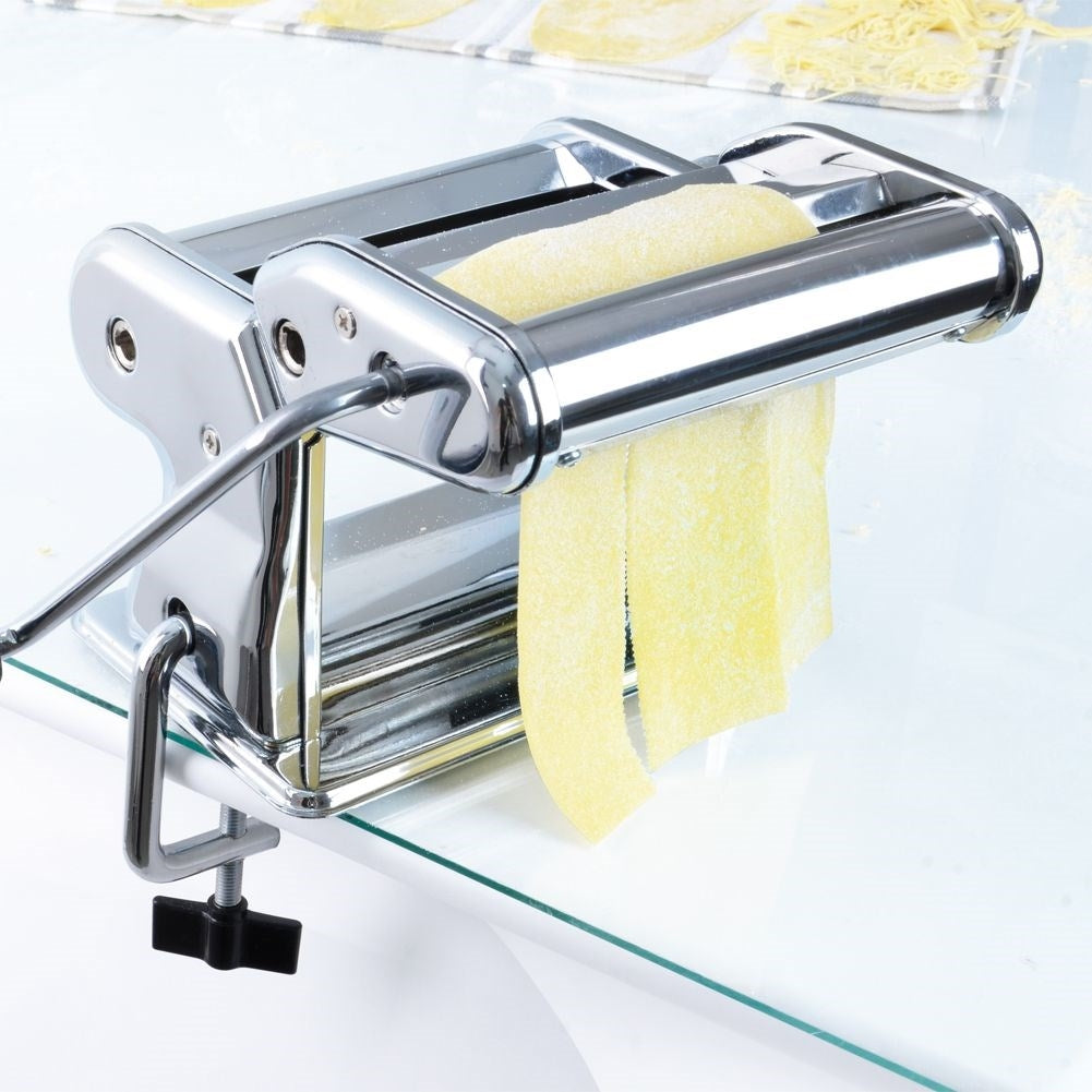 Versatile pasta machine: 9 thicknesses for rolling and cutting