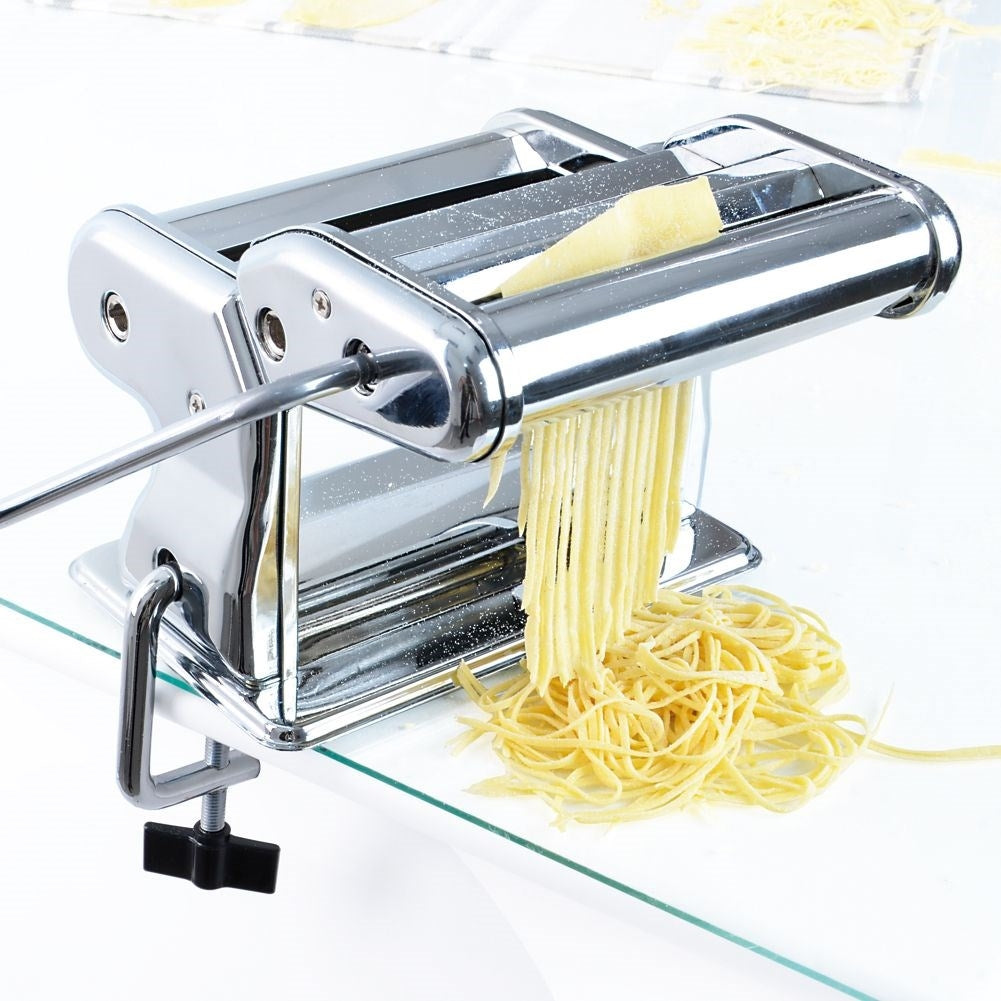 Versatile pasta machine: 9 thicknesses for rolling and cutting