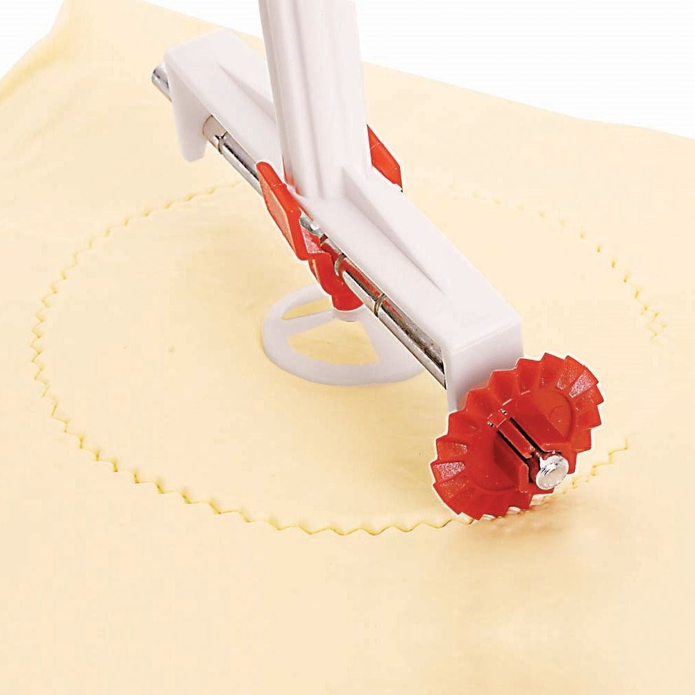 Versatile pasta machine: 9 thicknesses for rolling and cutting