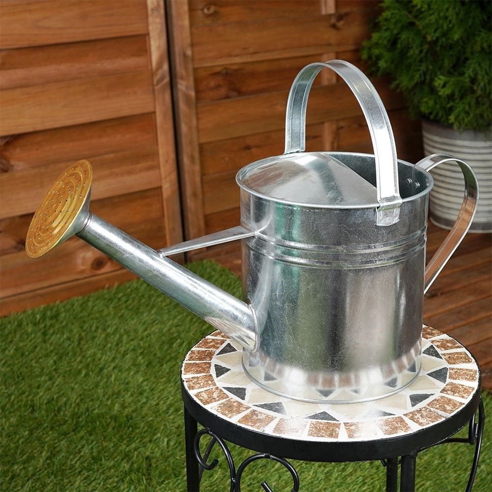 Water jug 4.5L in durable metal with practical strainer