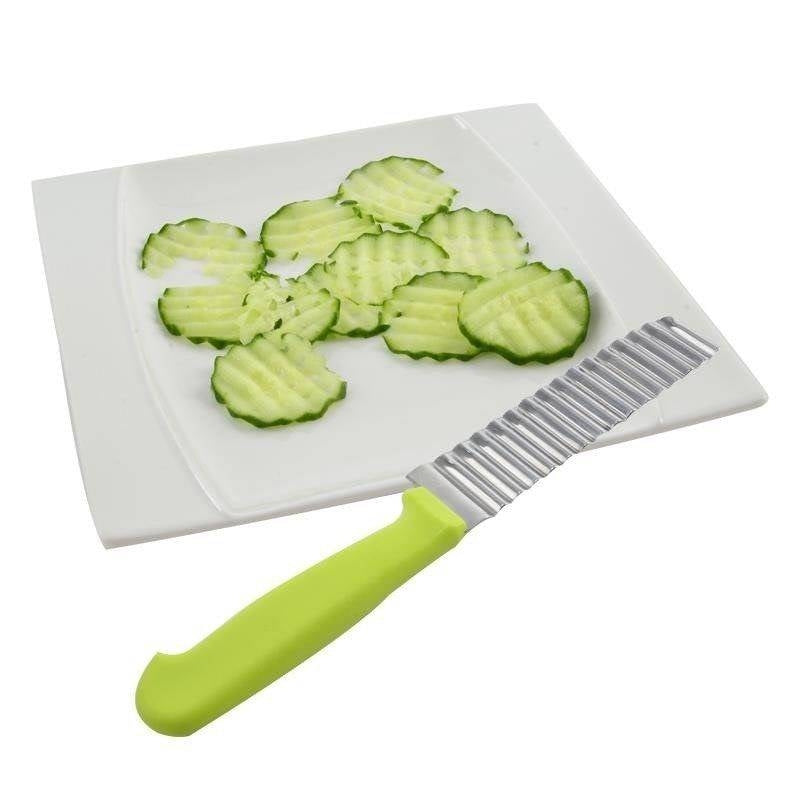 Wave knife for decorative cutting of vegetables and fruit