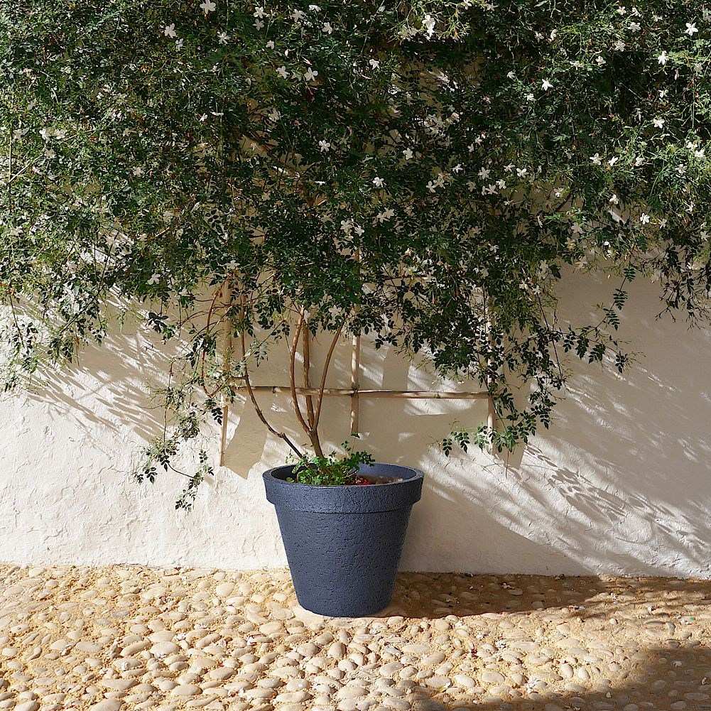 Weather-resistant flower pot in stone imitation for the garden