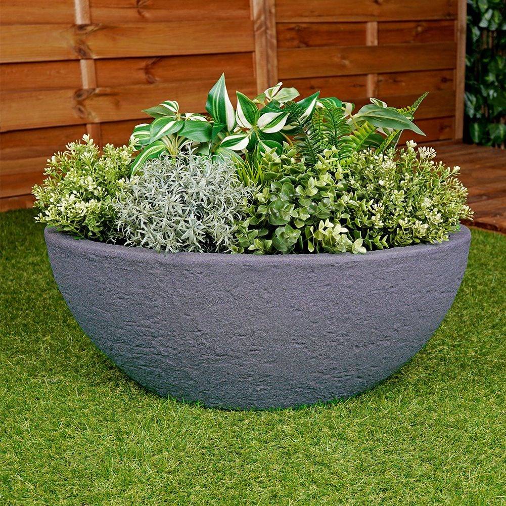 Weather-resistant flower pot in stone-like plastic for outdoor use